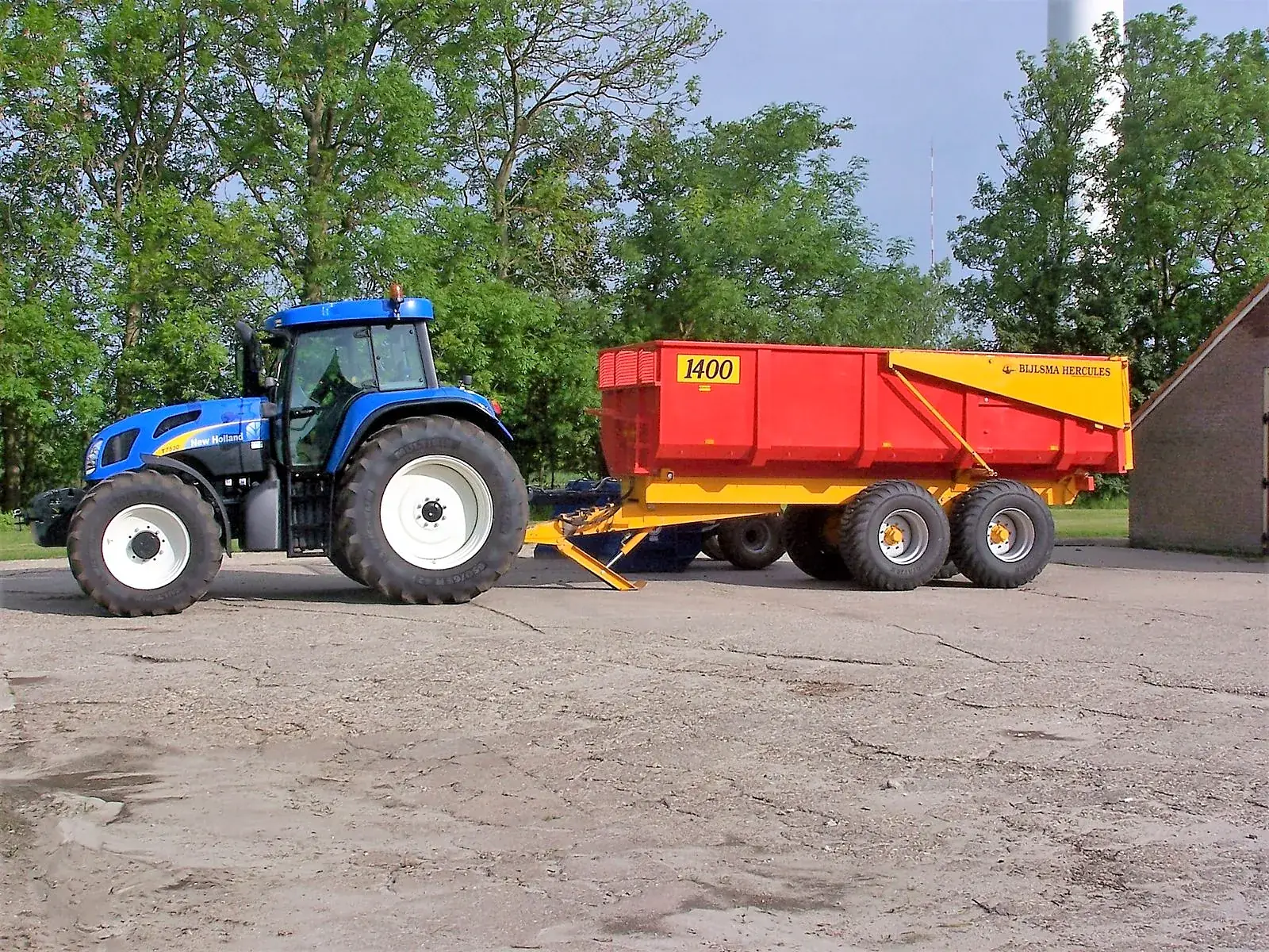 New Holland trekker met kipper op het erf van Loonbedrijf Derks