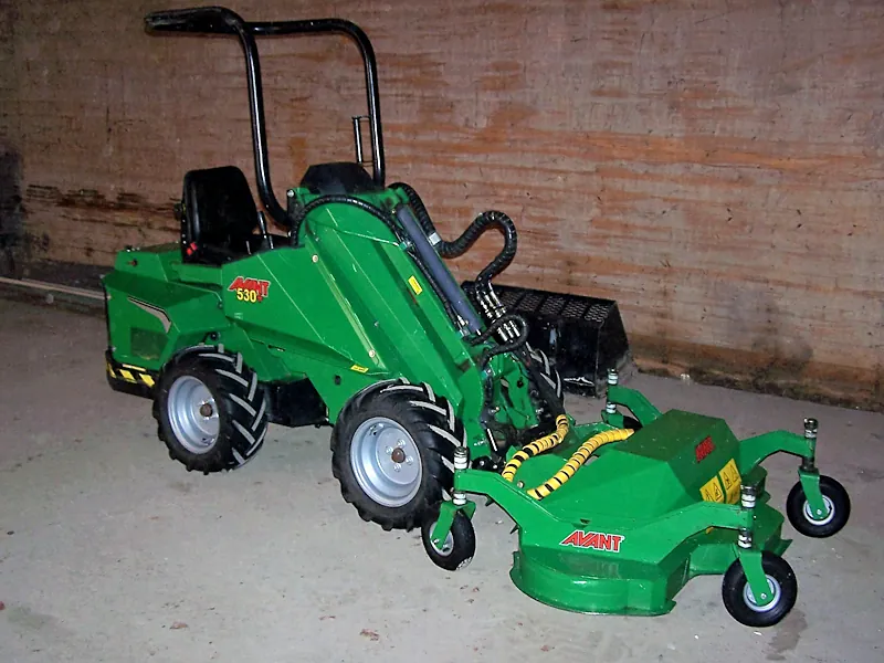 Avant minishovel met maaidek in de loods